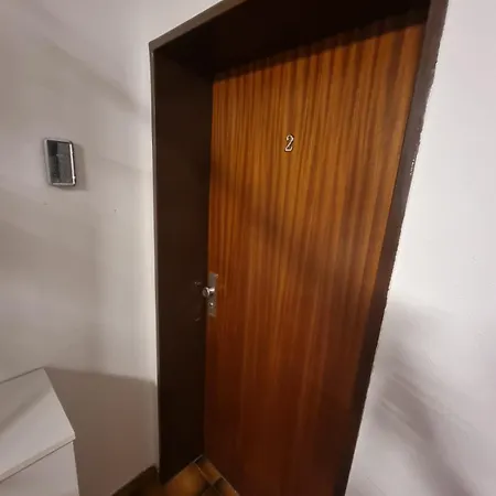 Cozy In Commercial Centre For Two *