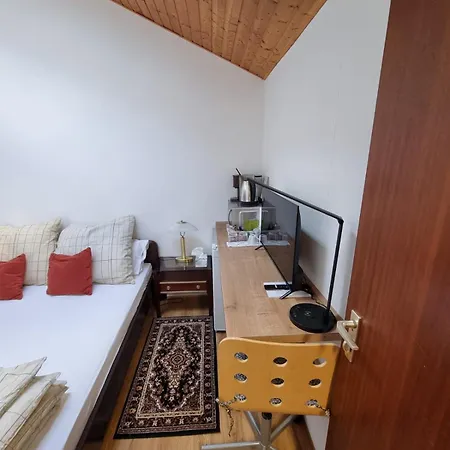 아파트 Cozy In Commercial Centre For Two *