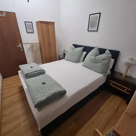 公寓 Cozy In Commercial Centre For Two