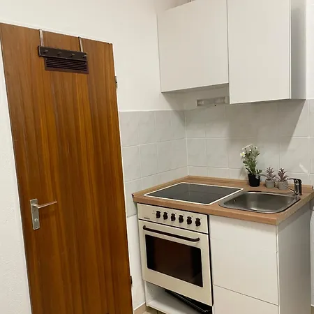 Cozy In Commercial Centre For Two
