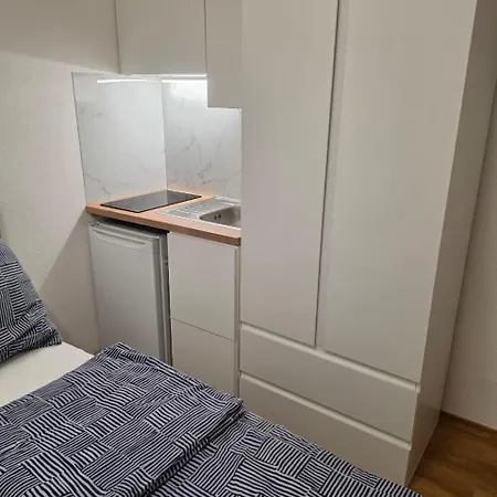 Cozy In Commercial Centre For Two