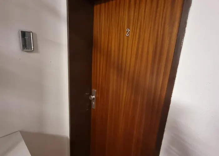 Cozy In Commercial Centre For Two *