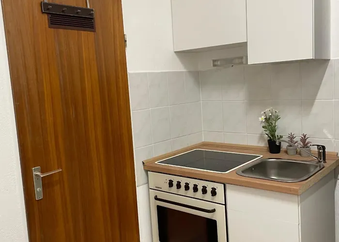 Cozy In Commercial Centre For Two